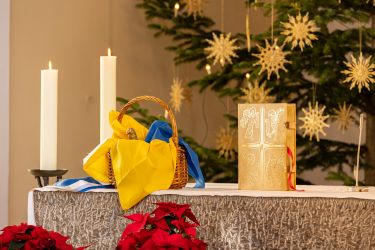 Blaugelb geschmückter Altar in der Pfarrei Zu den Hl. Schutzengeln in Eichenau für ukrainische Flüchtlnge