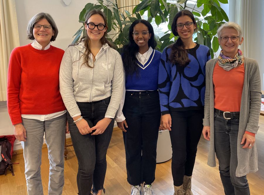 Lehrerin und Präventionsbeauftragte Monika Bunk, die Schülerinnen Emma Marhewka, Blen Bulessa und Anika Hirschmüller und Rektorin Angelika Eckardt vom Maria-Ward-Gymnasium in München