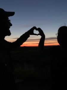 Mann und Frau bilden Herzchen-Hand