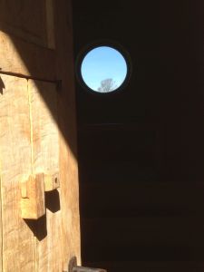 Holztür und Holzwand mit Guckloch