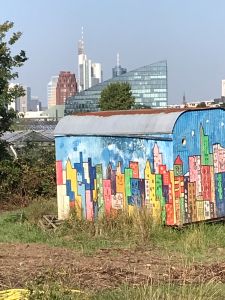 Bunte Wellblechhütte vor Frankfurter Skyline