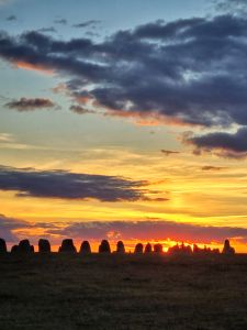 Steinstelen vor Sonnenuntergang