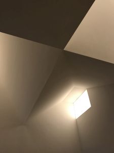 Decke mit Deckenlicht