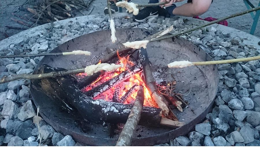 Stockbrotbraten am offenen Feuer