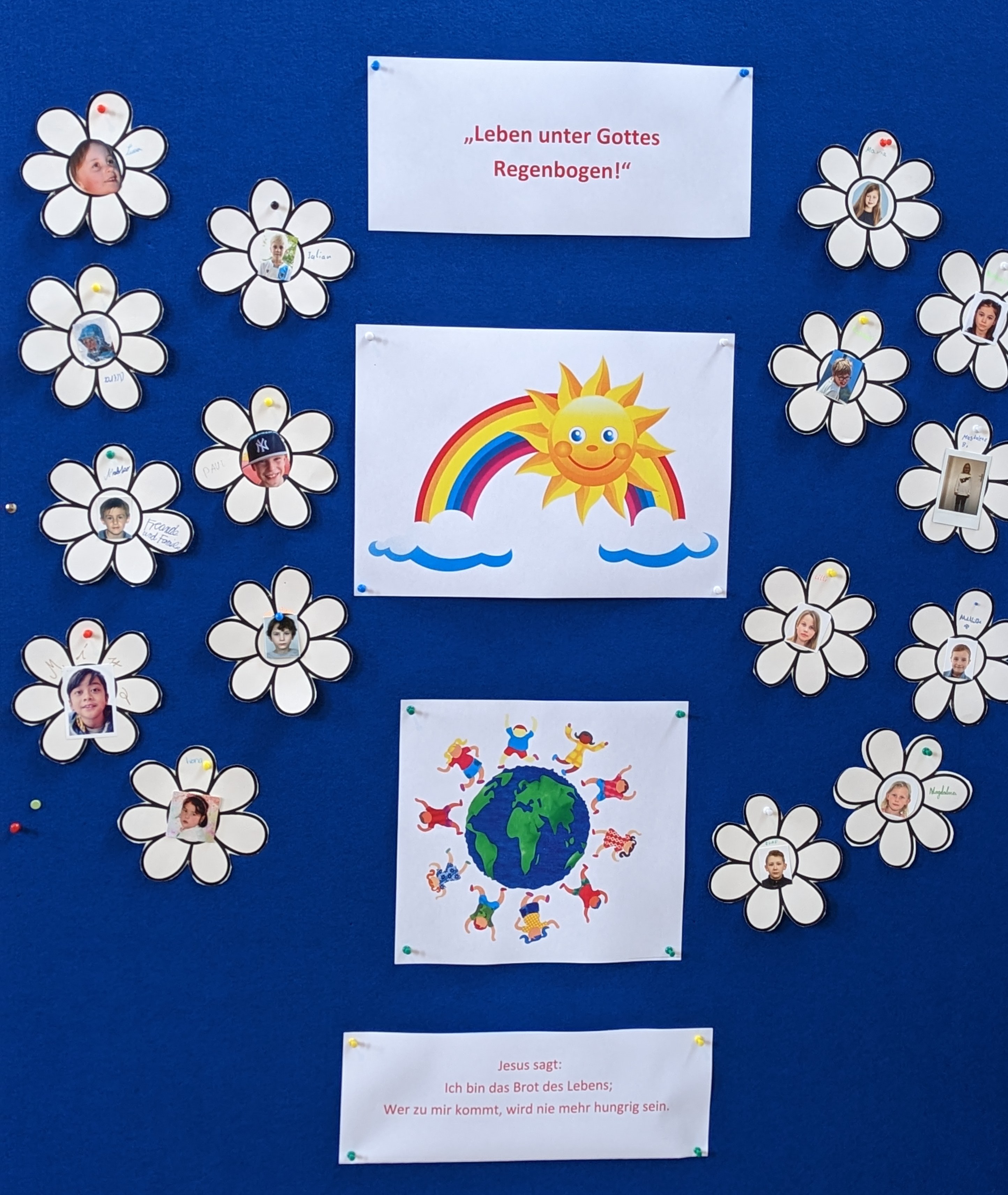 Vorstellung der Erstkommunionkinder 2023 mit selbst gestalteten "Blumen"