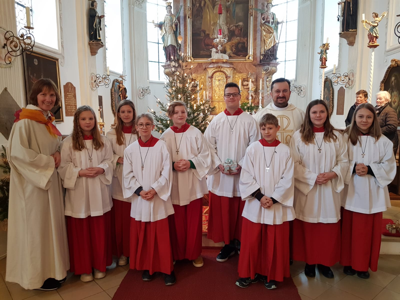 hinten Maximilian Puschner neben Pfr. Bula, vorne rechts Lisa Brummer und Sarah Stuis