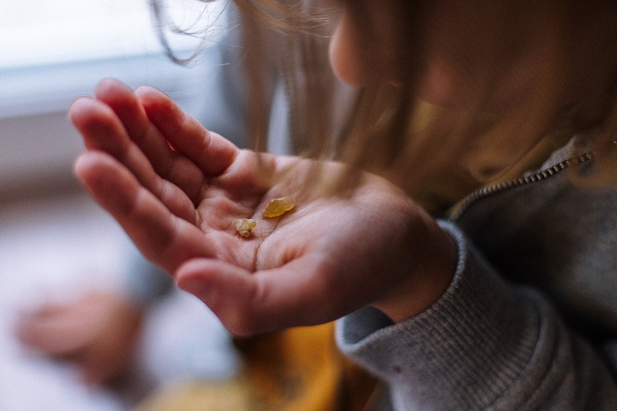 Schatzzeit Andacht Bitten mit Weihrauchkörner auf Hand