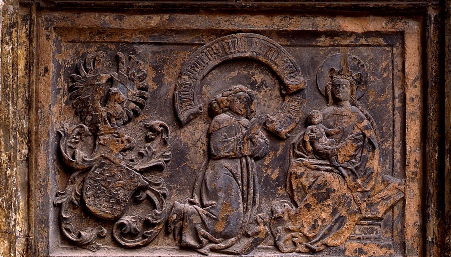 Steinrelief beim südöstlichen Brautportal mit Gedächtnisrelief des knieenden Herzog Sigismund