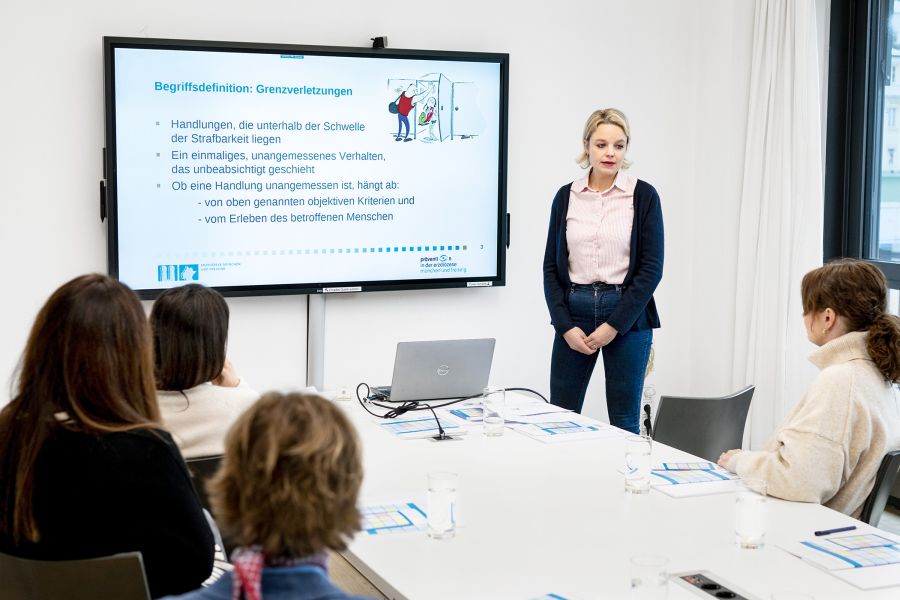 Lisa Dolatschko-Ajjur bei einer Präventionsschulung