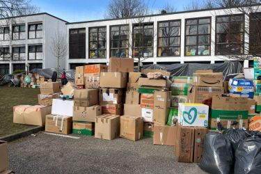 Türmende Pakete vor dem Gebäude der ukrainischen Gemeinde in München