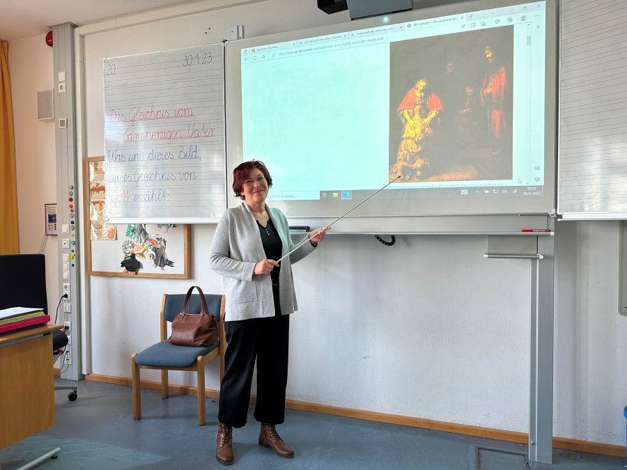 Religionslehrerin Monika Radek vor ihrer Tafel in der Grundschule München im Stadtteil Neuhausen-Nymphenburg