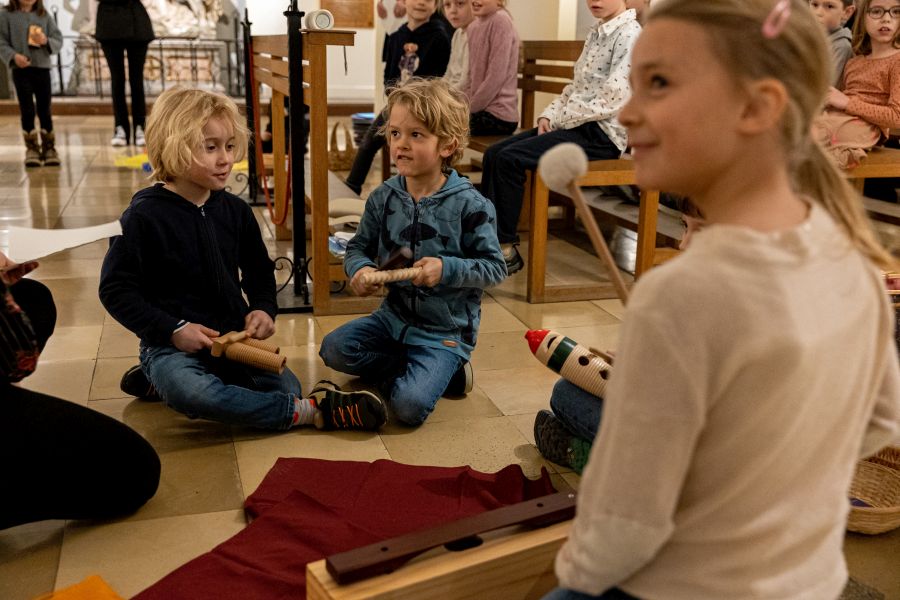 Schülerinnen und Schüler der Klasse 1b der Franziskus-Grundschule musizieren im Bürgersaal der Unterkirche