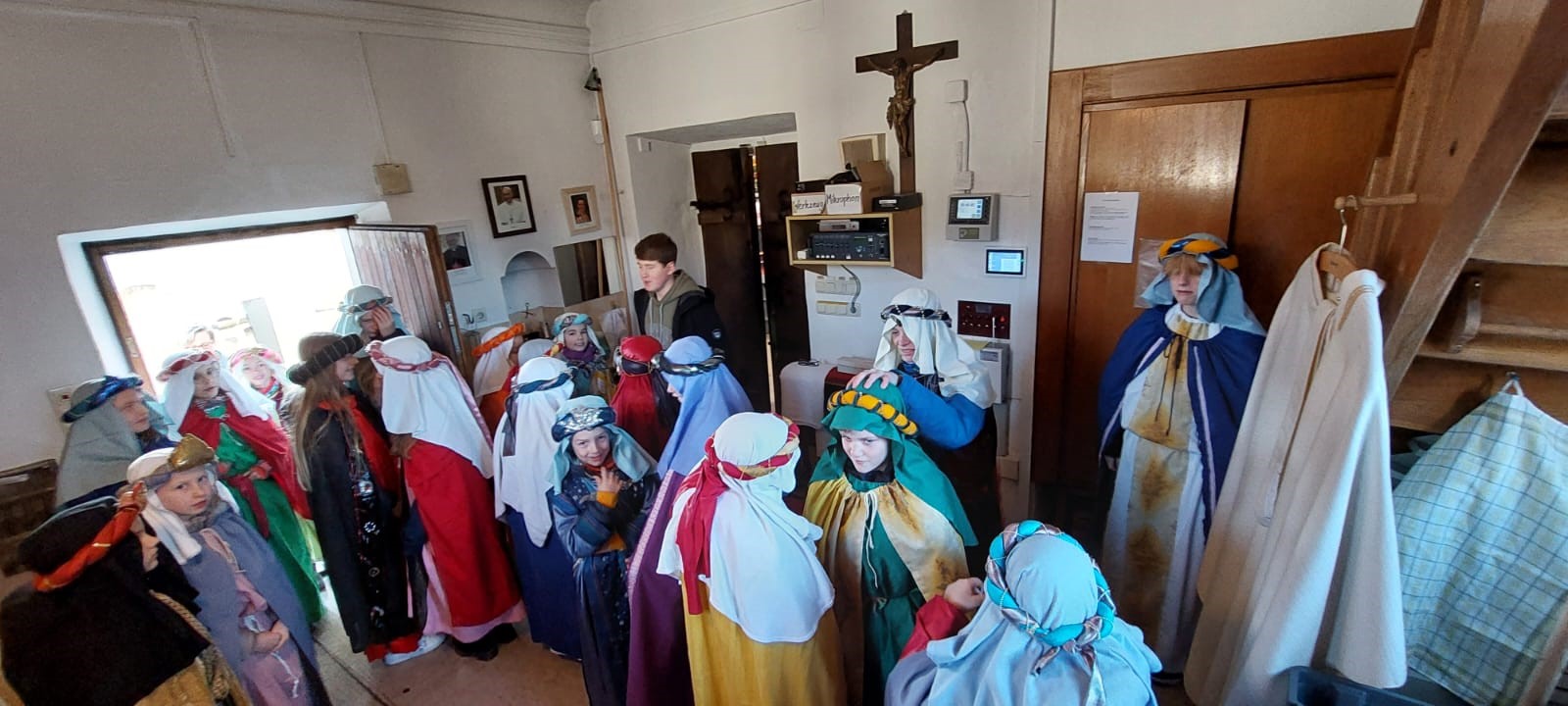 Die Sternsinger 2023 warten in der Sakristei auf ihre Entsendung.