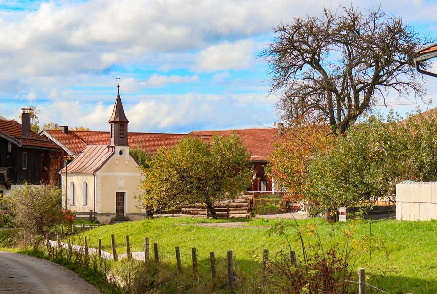 Deko Bild - Blick auf die Maria-Schutz-Kapelle in Althausham