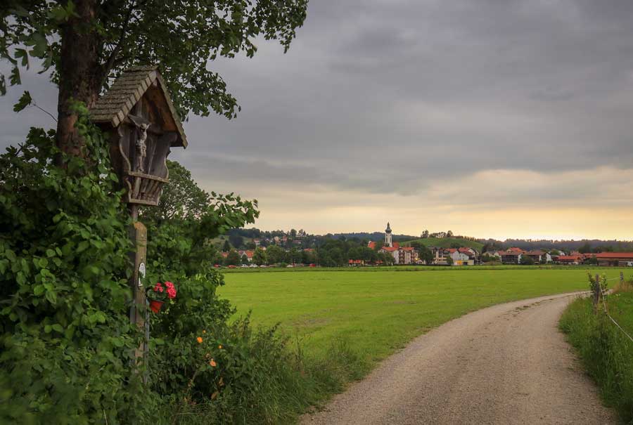 Deko Bild - Wegkreuz am Sonnenweg mit Blick auf St. Anton