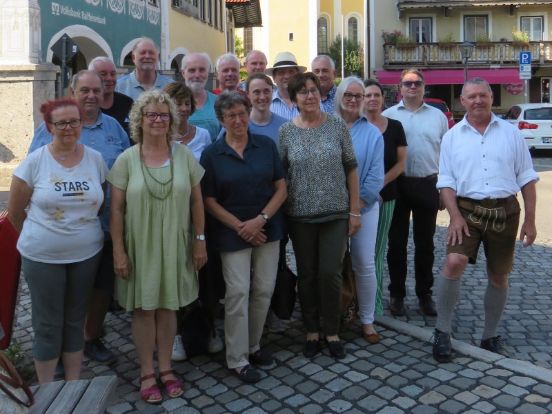 Die angehenden Archivlotsinnen und -lotsen bei der Abschlussveranstaltung in Miesbach