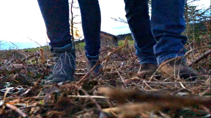 Füße auf Waldboden
