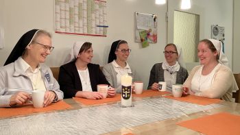 Sr. Franziska, Sr. Hannah, Sr. Maria, Sr. Jana und Sr. Katharina von den Schwestern vom Hl. Kreuz, Gemeinschaft Bernarda in München