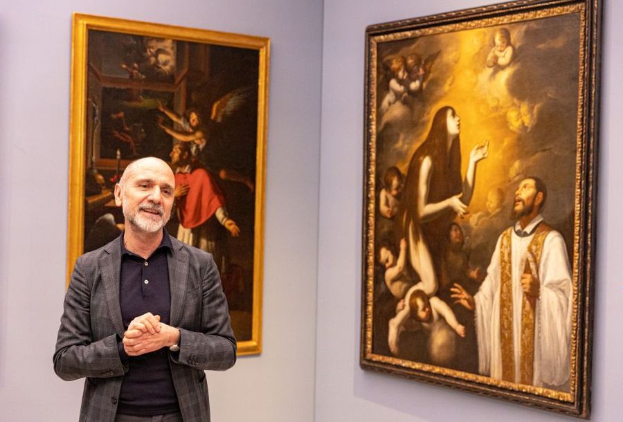 Direktor Christoph Kürzeder beim Rundgang durch die Ausstellung "Verdammte Lust!" im Diözesanmuseum Freising