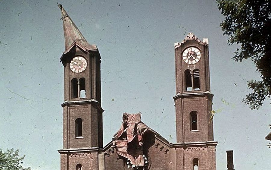 Die Fassade der zerstörten Klosterkirche Sankt Anna im Münchner Lehel