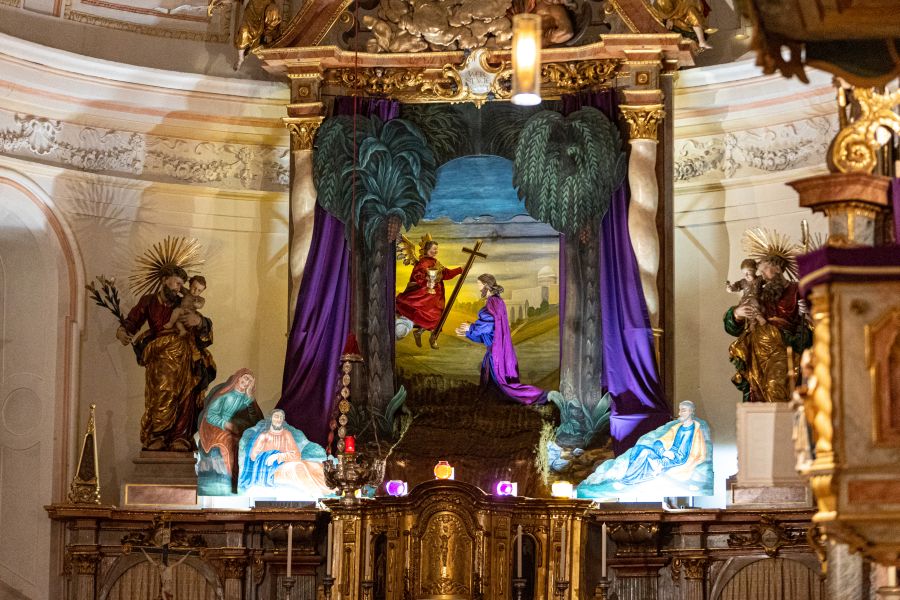Ölbergandacht mit der knieenden Jesus-Figur und dem Engel in der Pfarrkirche St. Ägidius in Gmund
