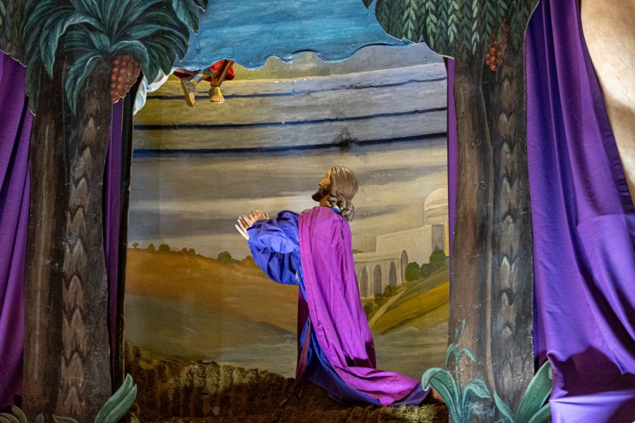 Ölbergandacht mit der knieenden Jesus-Figur und dem herabsinkenden Engel in der Pfarrkirche St. Ägidius in Gmund