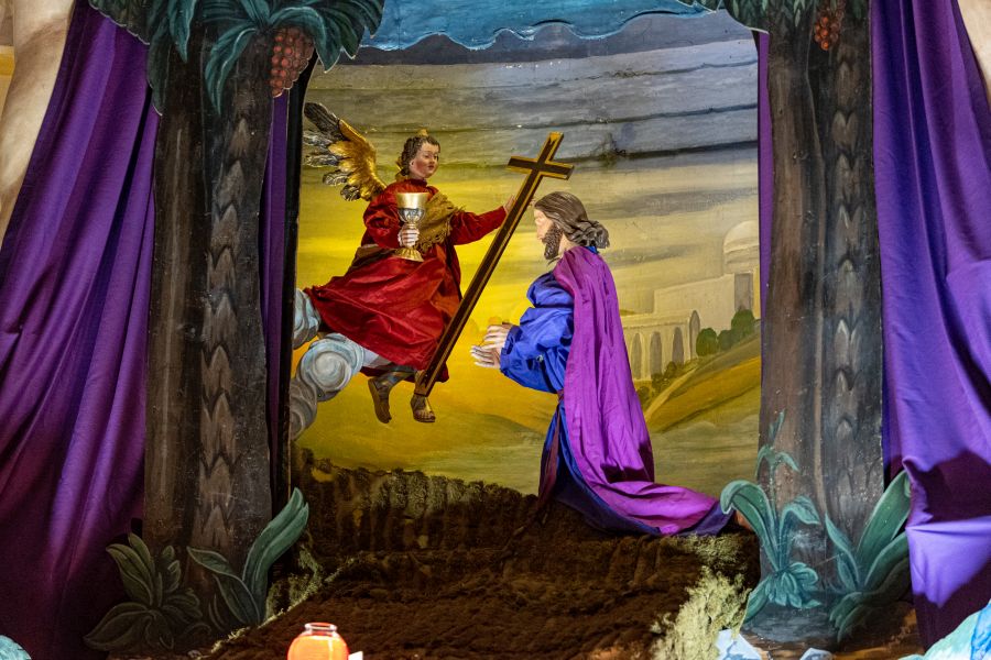 Ölbergandacht mit der knieenden Jesus-Figur und dem Engel in der Pfarrkirche St. Ägidius in Gmund