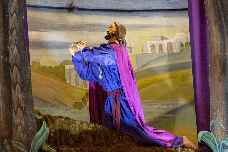 Ölbergandacht mit der flehenden Jesus-Figur in der Pfarrkirche St. Ägidius in Gmund