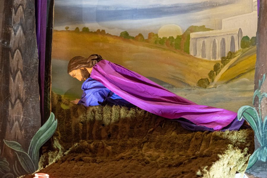 Ölbergandacht mit der am Boden liegenden Jesus-Figur in der Pfarrkirche St. Ägidius in Gmund