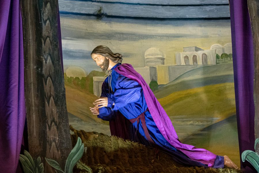 Ölbergandacht mit der sich zu Boden werfenden Jesus-Figur in der Pfarrkirche St. Ägidius in Gmund