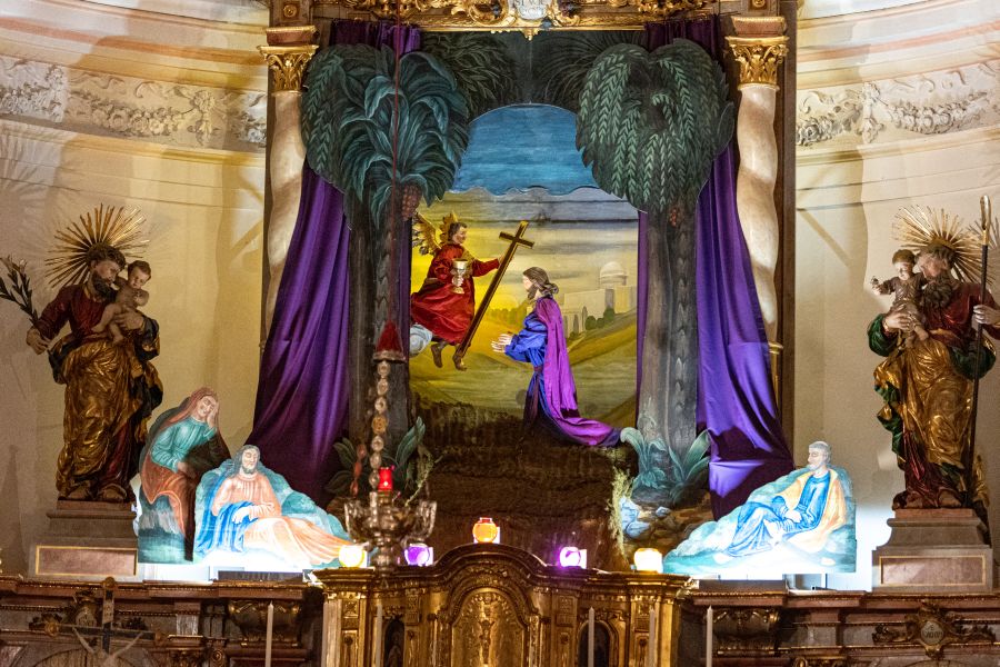 Ölbergandacht mit der knieenden Jesus-Figur und dem Engel in der Pfarrkirche St. Ägidius in Gmund