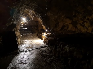 Leeres Grab, Blick vom Dunkeln ins Licht