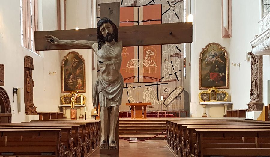 Das restaurierte Berchtesgadener Kruzifix in der Stiftskirche