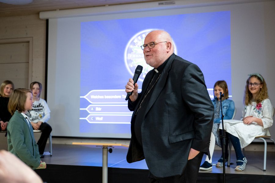 Kardinal Reinhard Marx beim Quiz während der Feierstunde in der Franziskus-Grundschule in München-Haidhausen