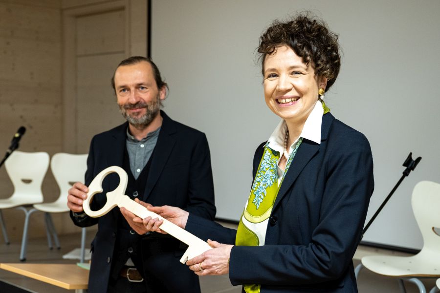 Architekt Mirek Tobur bei der symbolischen Schlüsselübergabe an Sandra Krump in der Franziskus-Grundschule in München-Haidhausen
