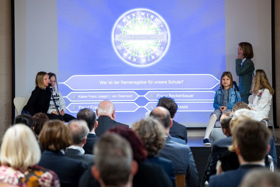 Die Theater-AG der Franziskus-Grundschule führt während der Eröffnungsfeier in der Aula "Wer wird Franziskus-Profi?" auf