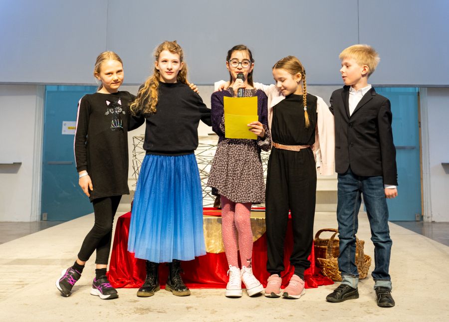 Schülerinnen und Schüler der Franziskus-Grundschule tragen während des Wortgottesdienstes in der Campuskirche Wünsche vor