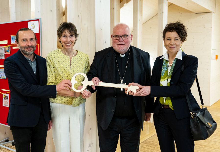 Architekt Mirek Tobor, Schulleiterin Dunja Schoerrig, Kardinal Reinhard Marx und Ressortleiterin Sandra Krump mit dem symbolischen Schlüssel