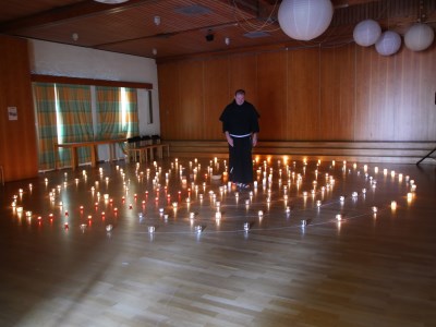 Lichterlabyrinth bei der Erstkommunionvorbereitung