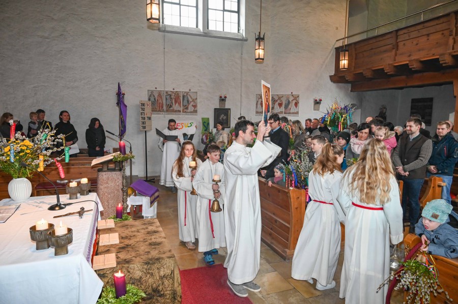 Prozession durch den Kirchenraum