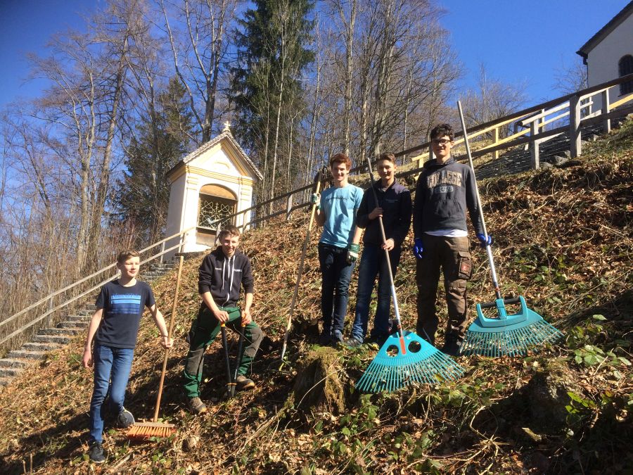 Firmlinge mit Rechen bei der Gartenarbeit auf dem Kalvarienberg Lenggries