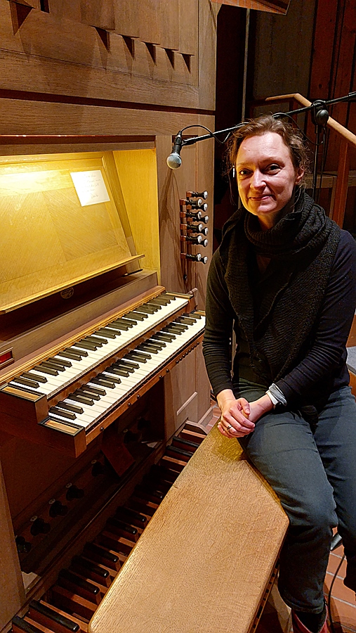 Kirchenmusikerin A. Caldara vor Orgel