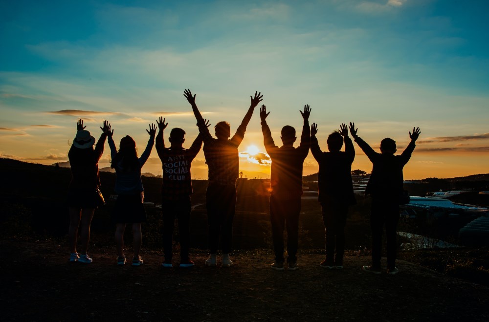 Hände vor Sonnenuntergang