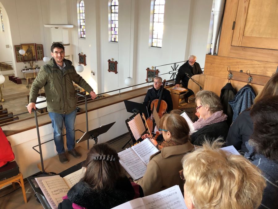 Kirchenchor St. Konrad kurz vor dem Gottesdienst