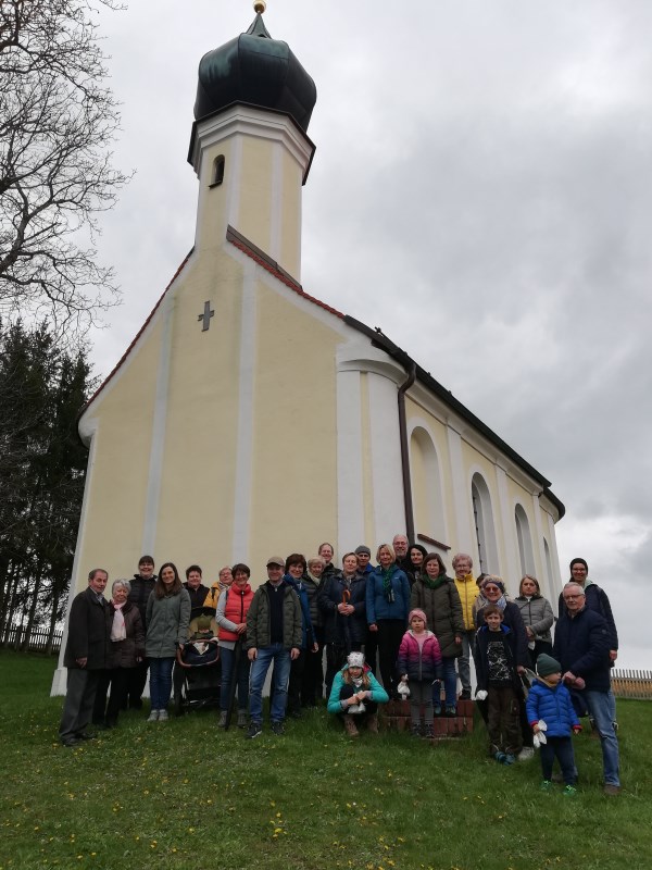 Gruppenbild vor der Kirche St. Pankratius in Herbersdorf anlässlich des Osterspaziergangs der Pfarrei Altfraunhofen
