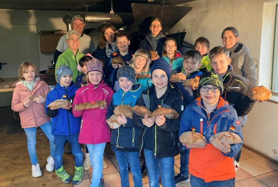 Gruppenbild EKO Kinder AFH Brotbacken