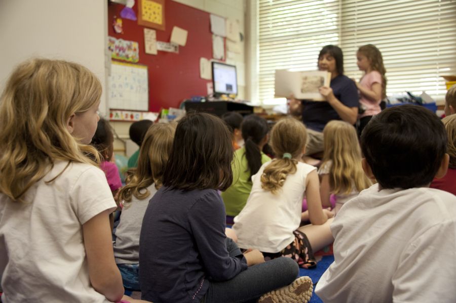 Grundschülerinnen mit Klassenlehrerin