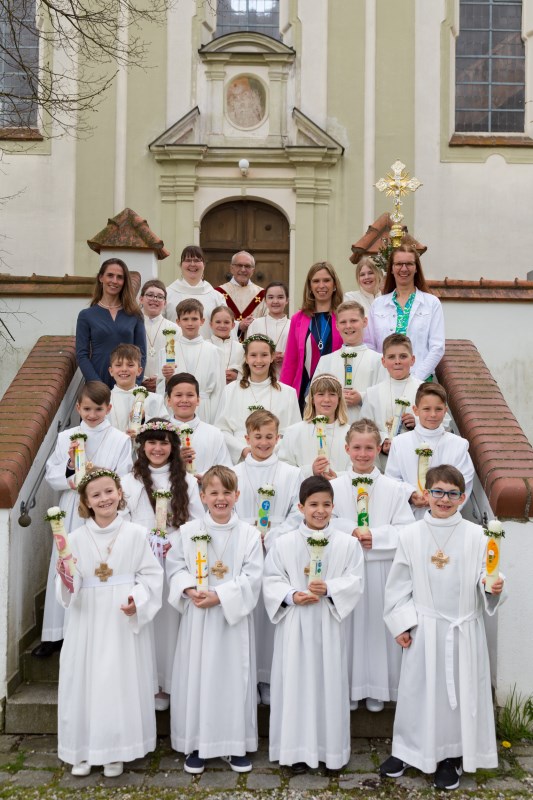 Gruppenbild der 16 Kommunionkinder der Pfarrei St. Nikolaus in Altfraunhofen, 30.04.23