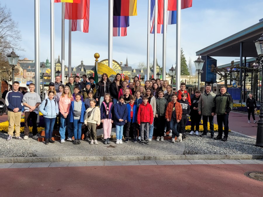 Gruppenbild der Ministranten aus dem Pfarrverband Altfraunhofen beim Besuch im Europapark Rust