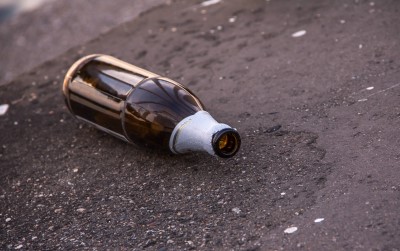 Bierflasche liegt auf der Straße herum